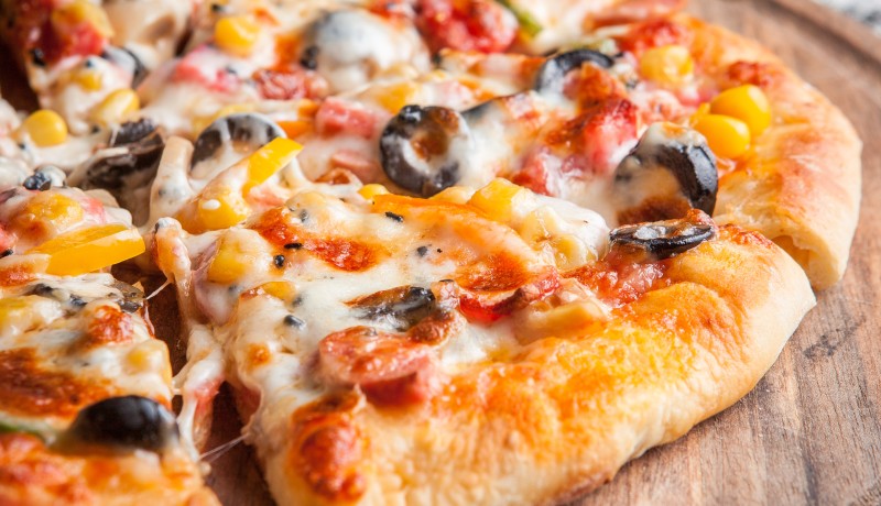 side-view-pizza-with-chopped-pepper-board-cookware (1)